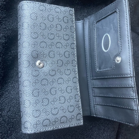 *Final Discounted Price* Vintage Guess Clutch Faux-leather, with an allover logo - Picture 8 of 9